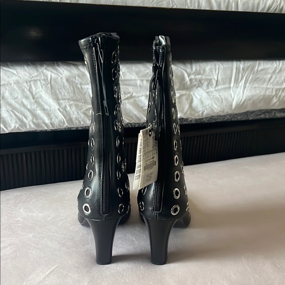 Zara Black Eyelet-Embellished Women's Boots - Picture 2 of 2